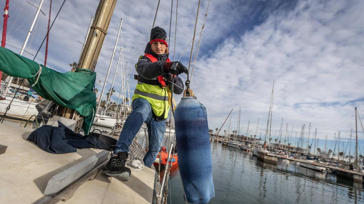 Dani, alumno de la primera formación de marinero de puerto, durante sus prácticas en el Port Olímpic.