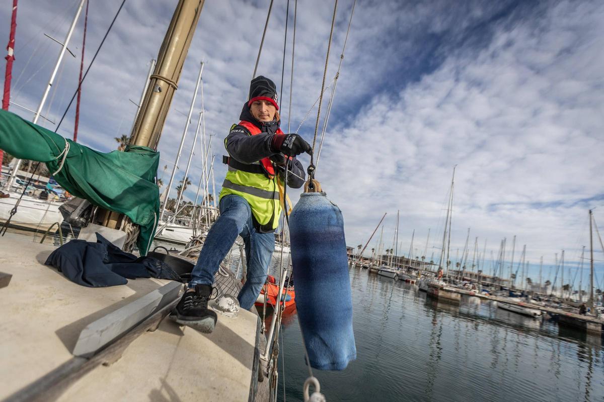 La primera promoción de la nueva titulación de marinero de puerto hace sus prácticas en el Port Olímpic