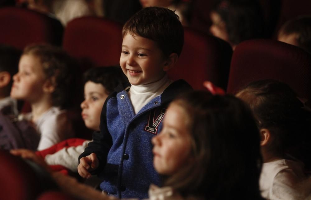 Actuación navideña de los alumnos del Instituto de La Corredoria para los niños de infantil