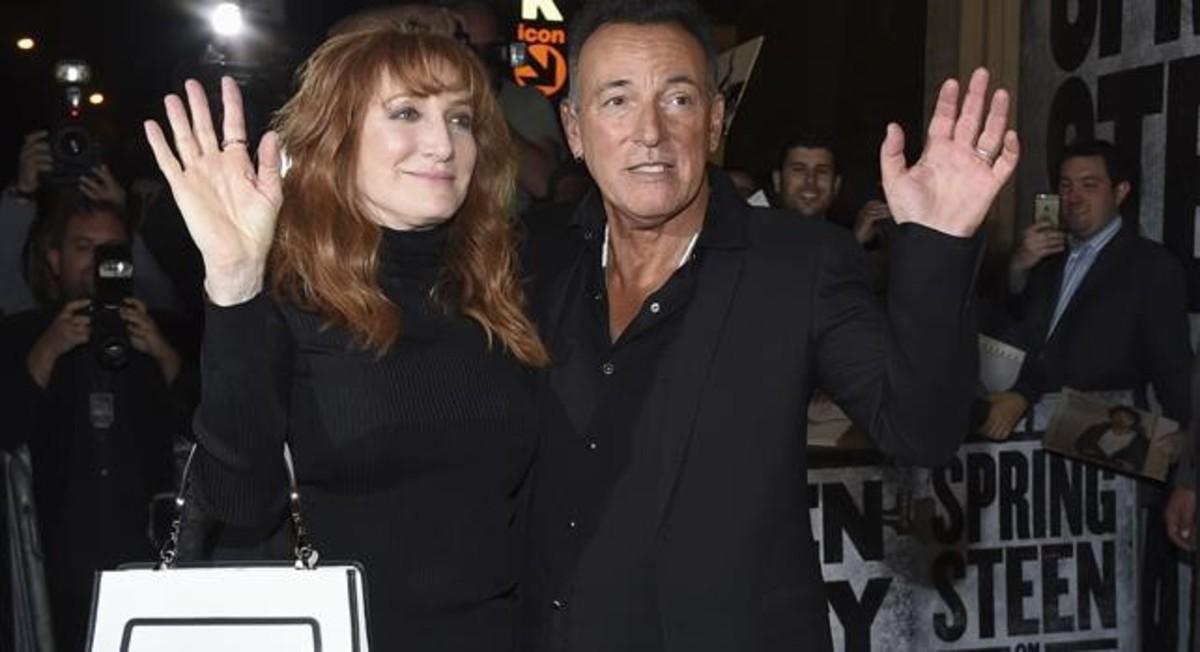 zentauroepp40524591 musician bruce springsteen and his wife patti scialfa exit o171013202403