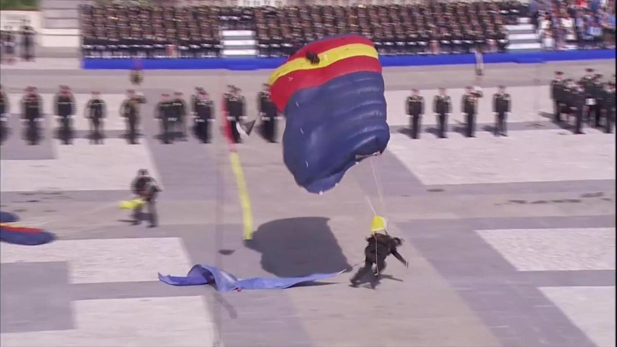 Un GEO se cae al bajar en paracaídas en el acto del bicentenario de la Policía Nacional
