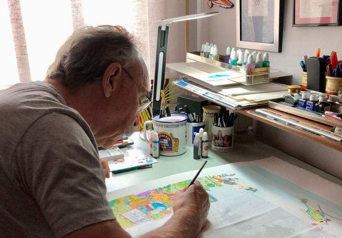 Jesús Rodríguez Inclán confecciona un cartel.