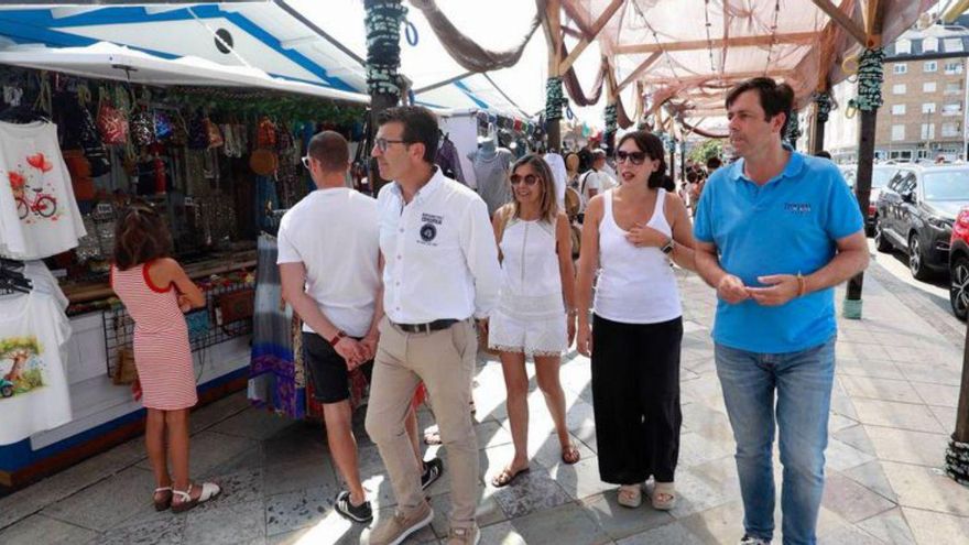María José Lorenzana, en el recorrido por la feria. |  FDV