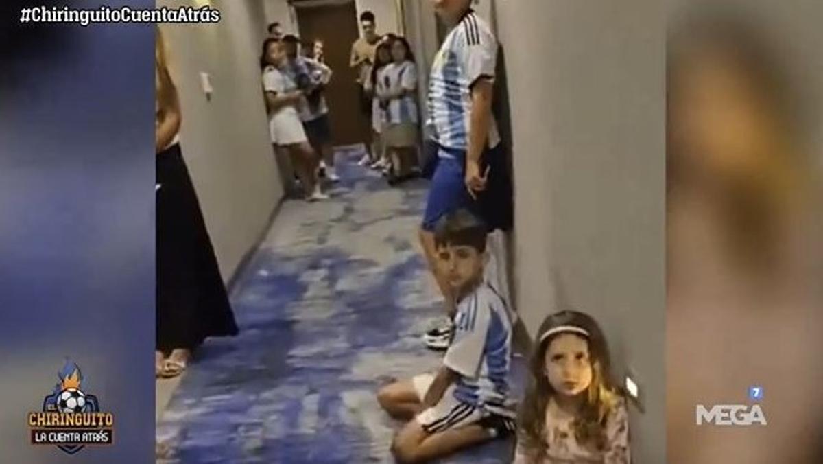 Decenas de personas esperan a Messi en la puerta de la habitación de su hotel