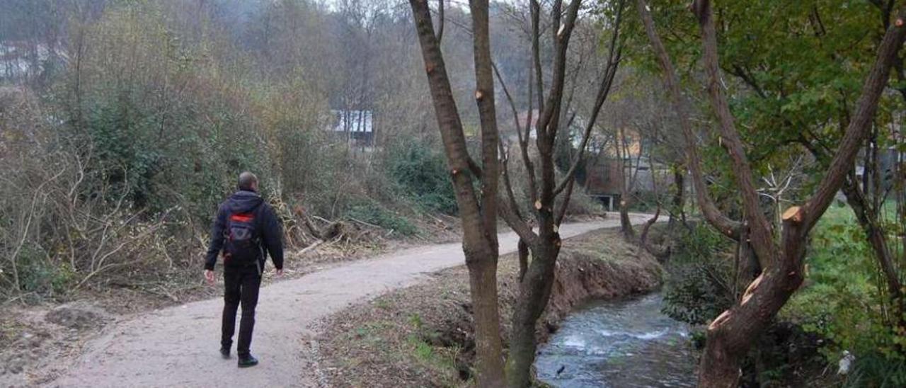 El nuevo paseo fluvial por el río Maceiras, ayer por la tarde, con el sendero ya rematado. // Faro