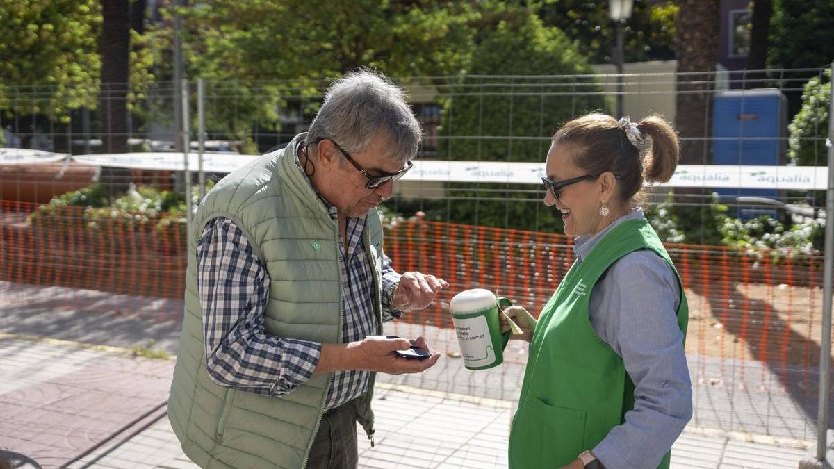 Una pacense colabora con la AECC el día de la cuestación en Badajoz.