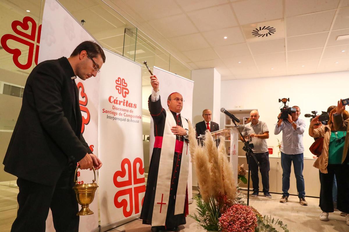 El arzobispo bendice las instalaciones.