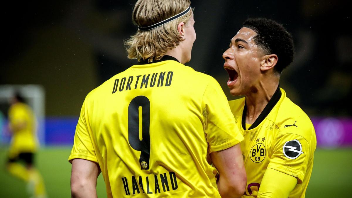 Erling Haaland y Jude Bellingham, en su etapa de jugadores del Borussia Dortmund, celebran un gol.