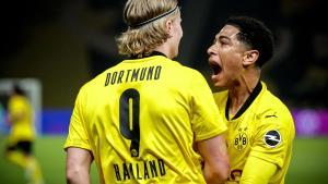 Erling Haaland y Jude Bellingham, en su etapa de jugadores del Borussia Dortmund, celebran un gol.