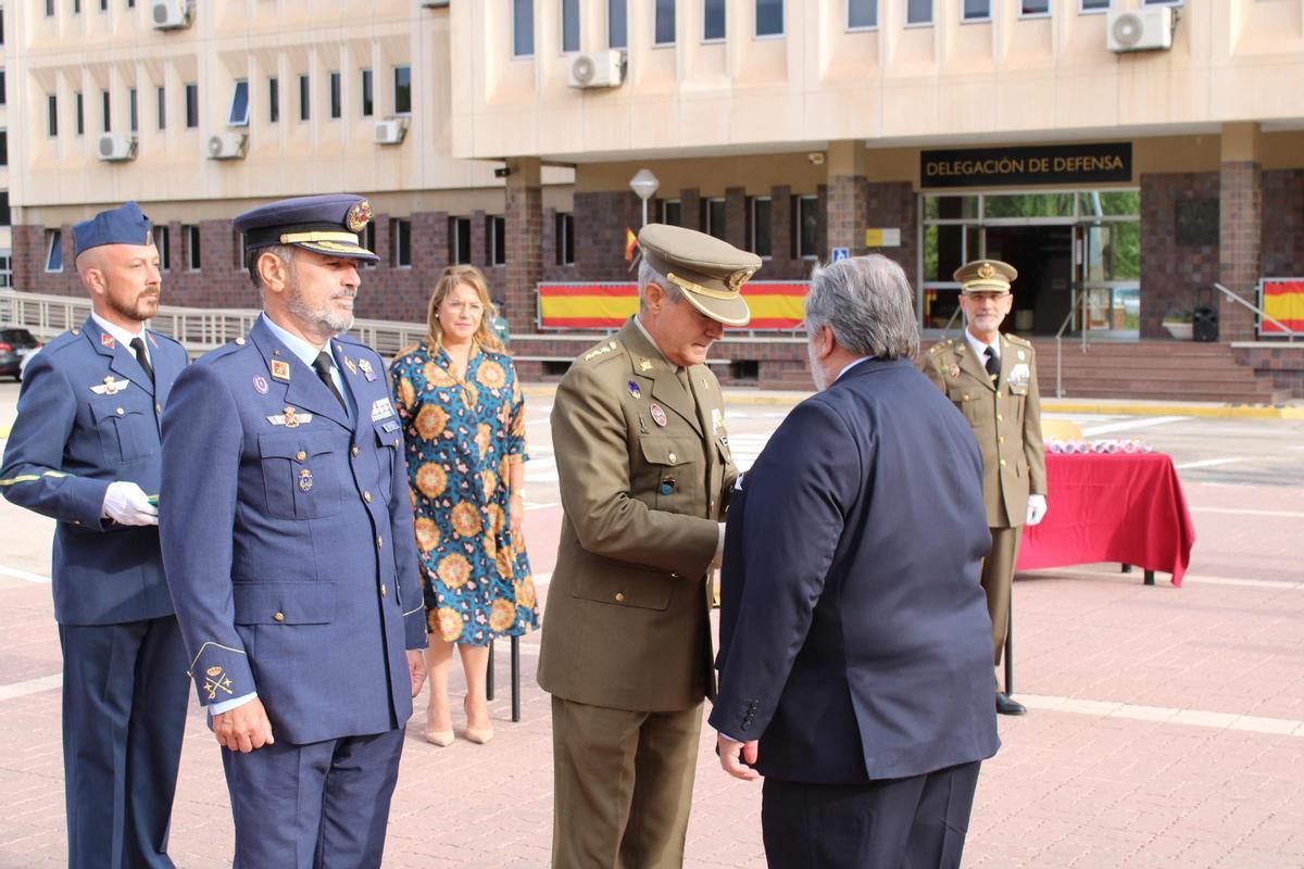 Entrega del distintivo al presidente de honor de Cámara.