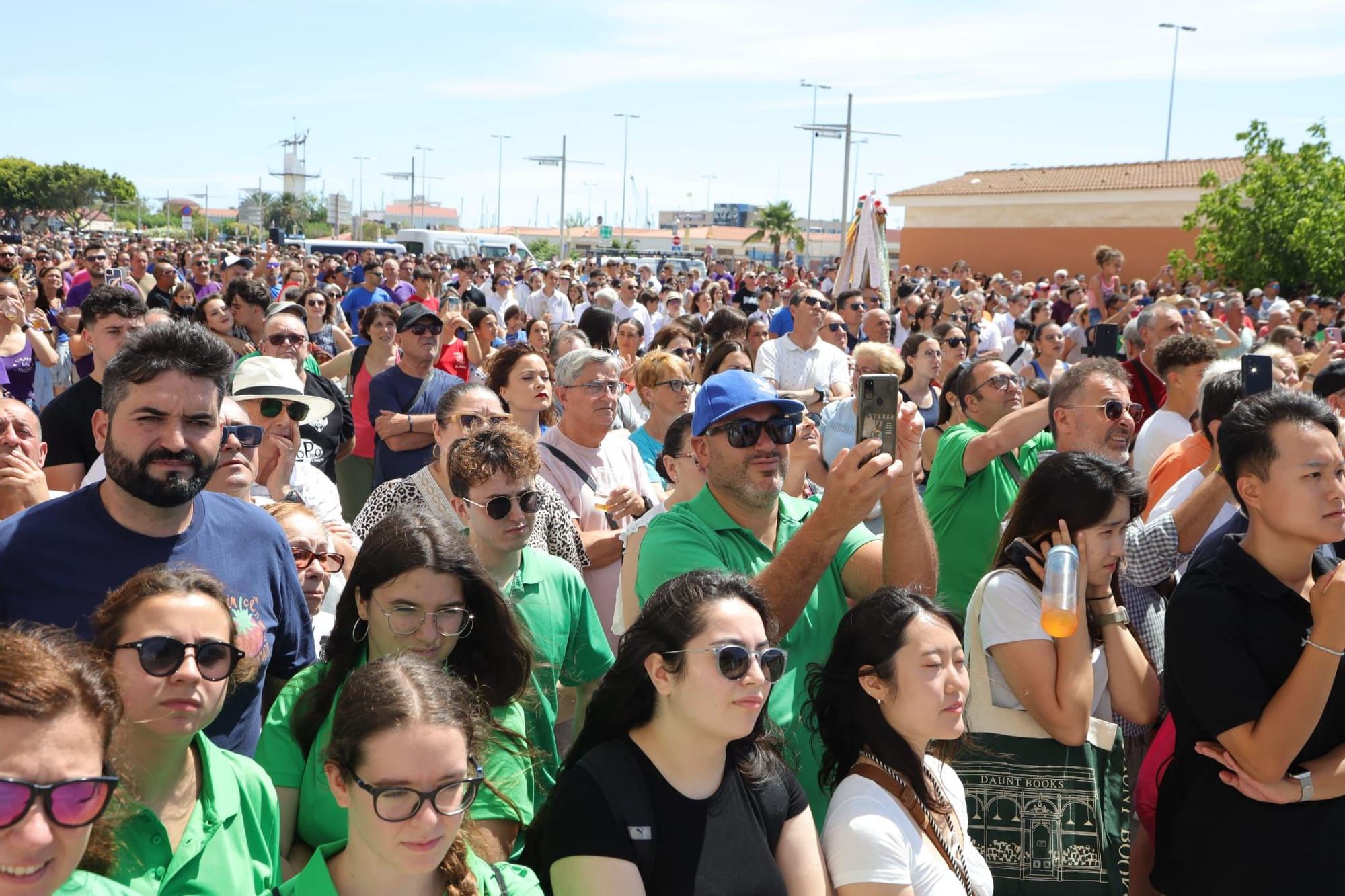 El Grau da inicio a las fiestas de Sant Pere con pólvora, bous y música