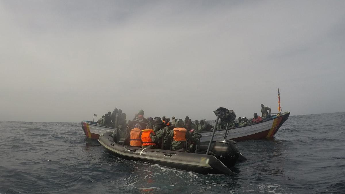 Una patrulla de la Armada Real de Marruecos asistiendo una embarcación de migrantes