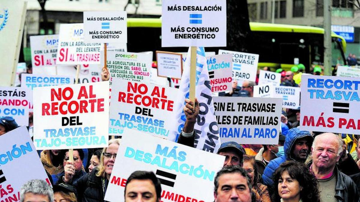 Pancartas en contra de los recortesal Trasvase.