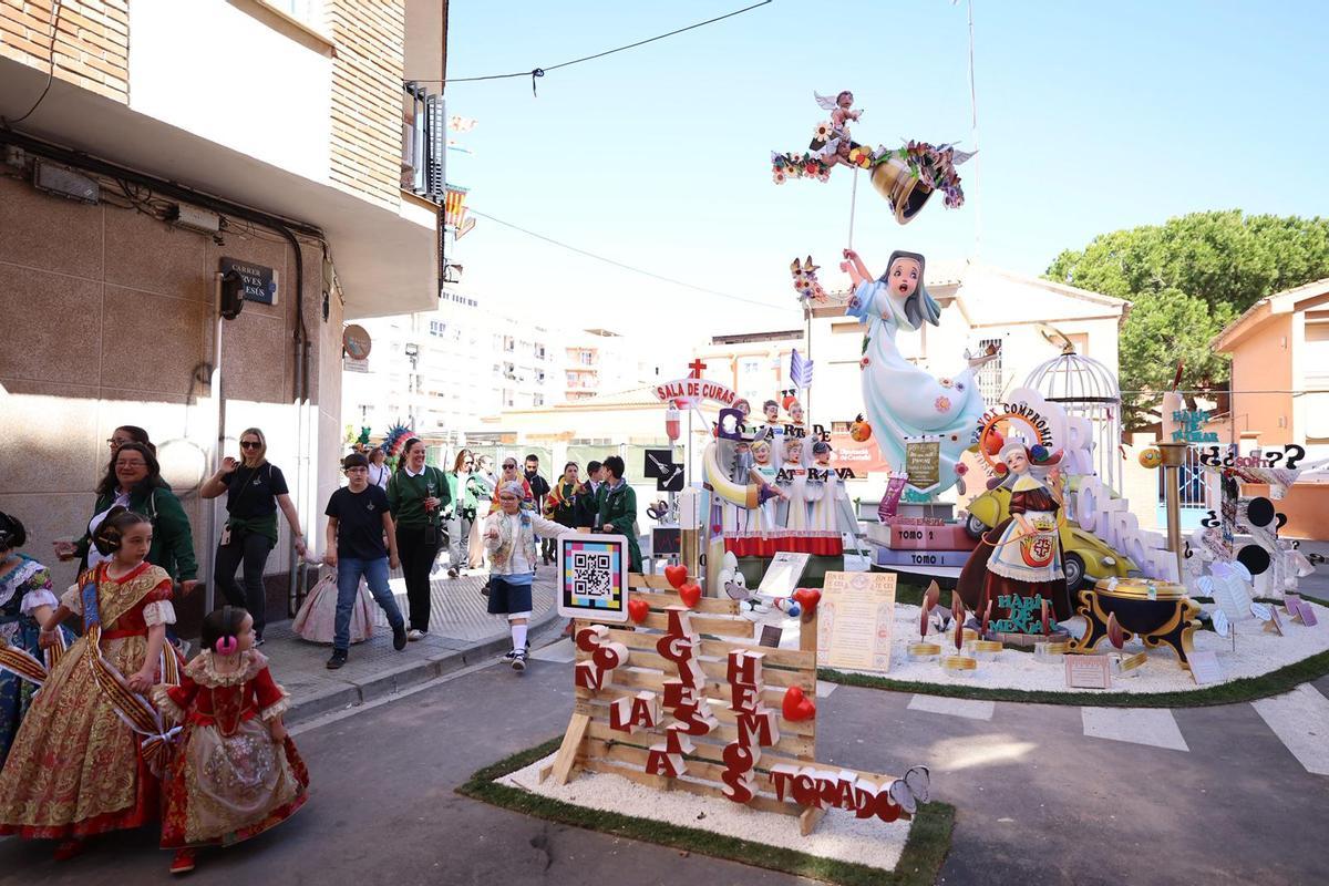 Las reinas falleras recorrieron los sectores para admirar las creaciones de cada comisión.