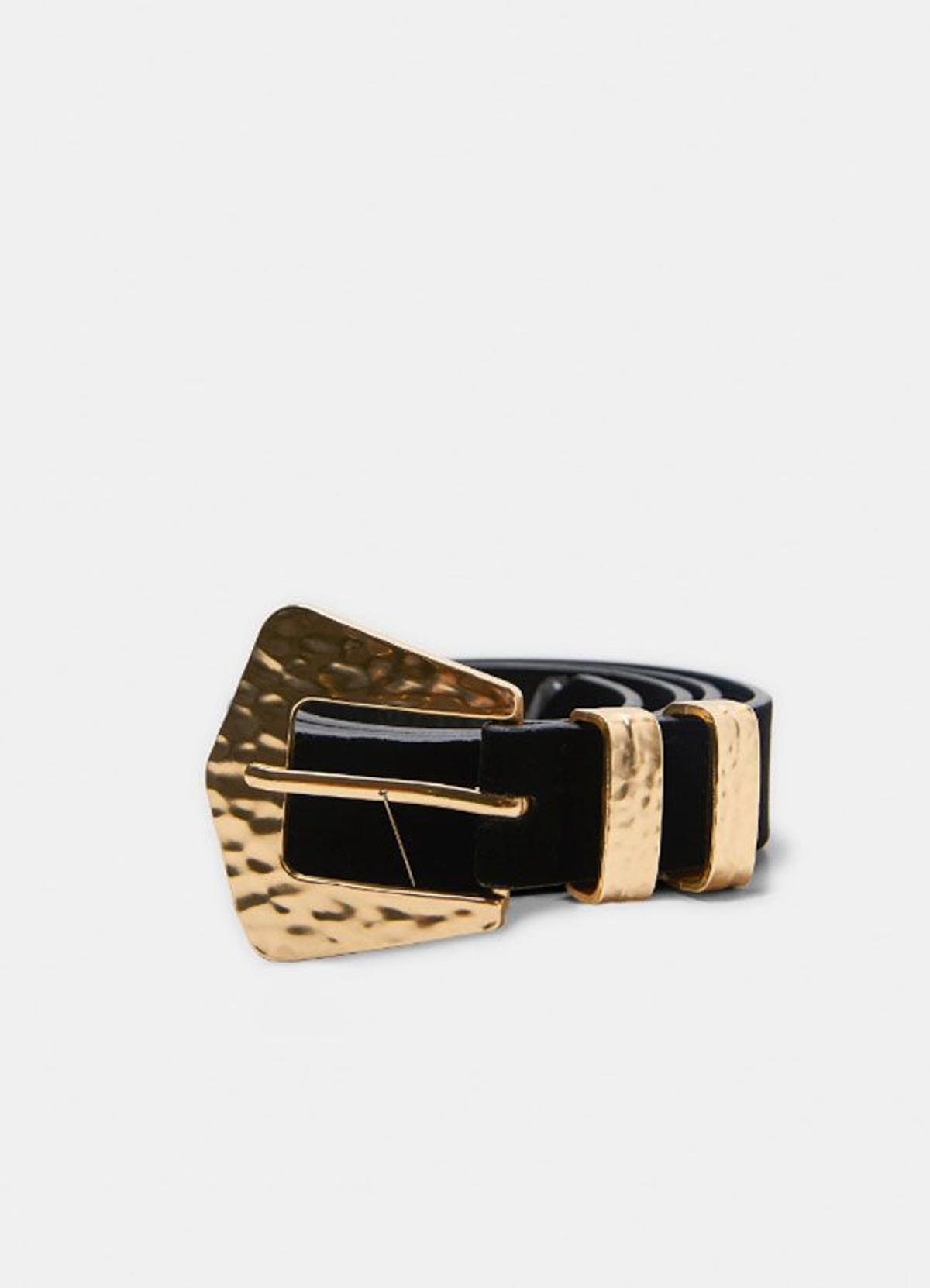 Cinturón con hebilla dorada de Zara