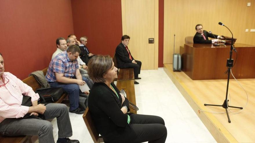 La alcaldesa de Gijón, Carmen Moriyón, durante su declaración en el juicio contra el notario Angel Torres, en la foto al fondo. ángel gonzález