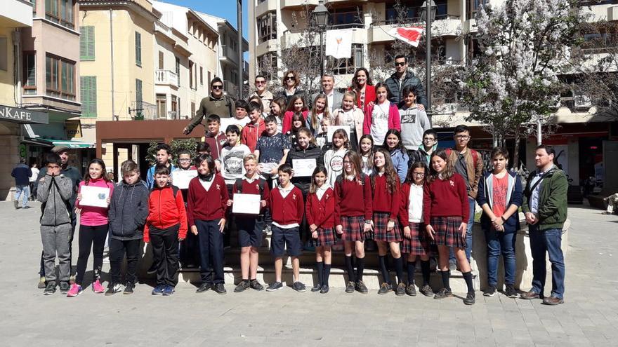 Alumnos, profesores y autoridades, hoy en la plaza de España de Inca.