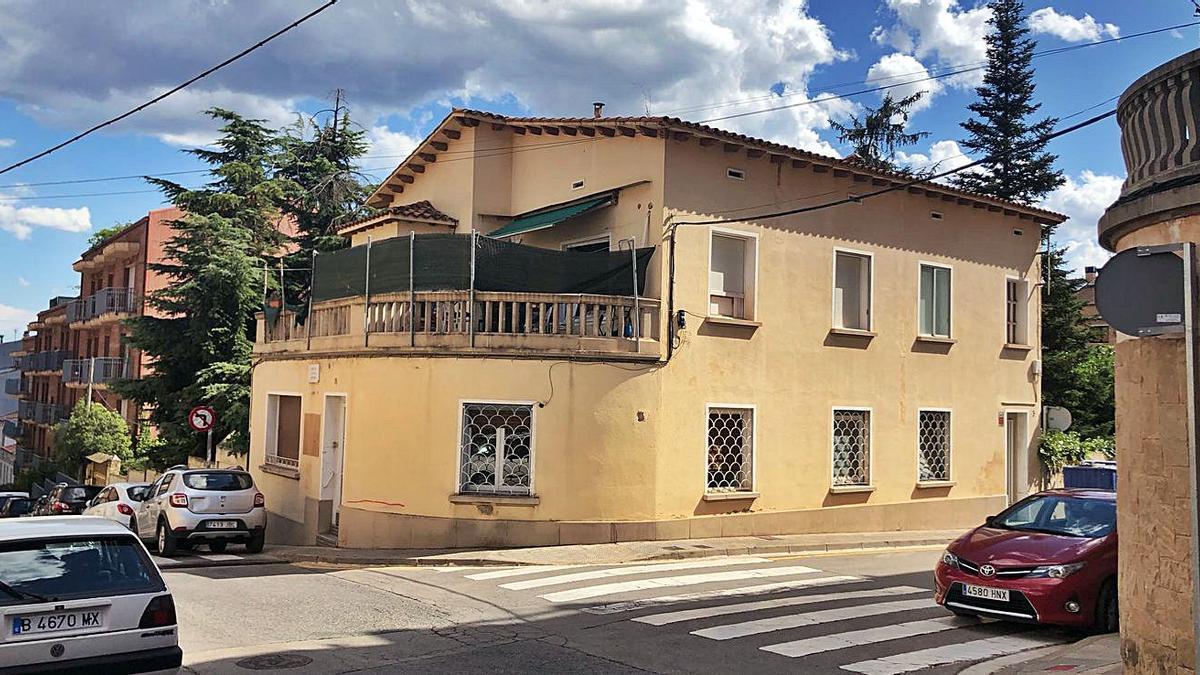 La casa ocupada, al xamfrà entre els carrers Alcalde Armengou i Balsareny | ARXIU PARTICULAR