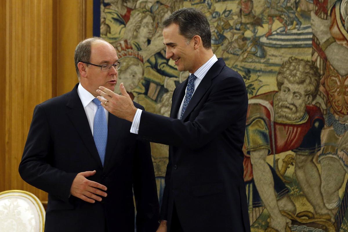 GRA584. MADRID, 22/04/2016.- El rey Felipe VI (d) conversa con el Príncipe Alberto II de Mónaco al inicio del encuentro que han mantenido en el Palacio de la Zarzuela en Madrid, el príncipe monegasco se encuentra de visita para presentar su recién creada delegación en España de la Fundación Píncipe Alberto II de Mónaco, dedicada a promover el conocimiento y los proyectos relacionados con el desarrollo sostenible. EFE/Juan Carlos Hidalgo