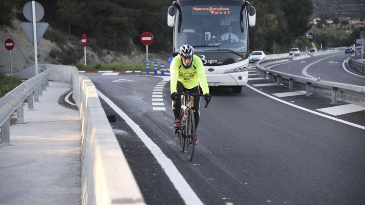 Un ciclista pedala en una carretera transitada | ARXIU/MIREIA ARSO