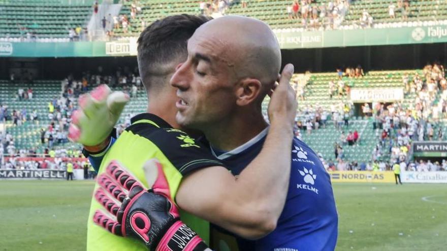 José Juan es felicitado por un compañero al final del partido