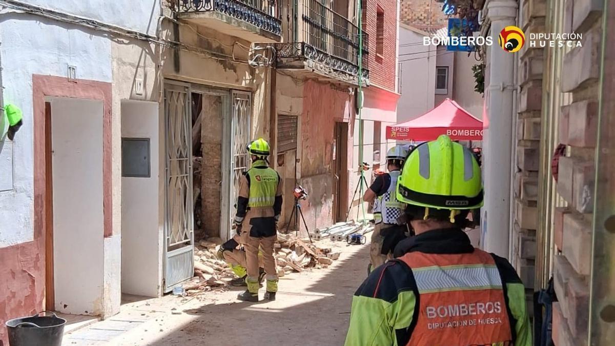 Los bomberos de la DPH trabajan tras el derrumbe de un edificio en la calle Fatás de Sariñena.