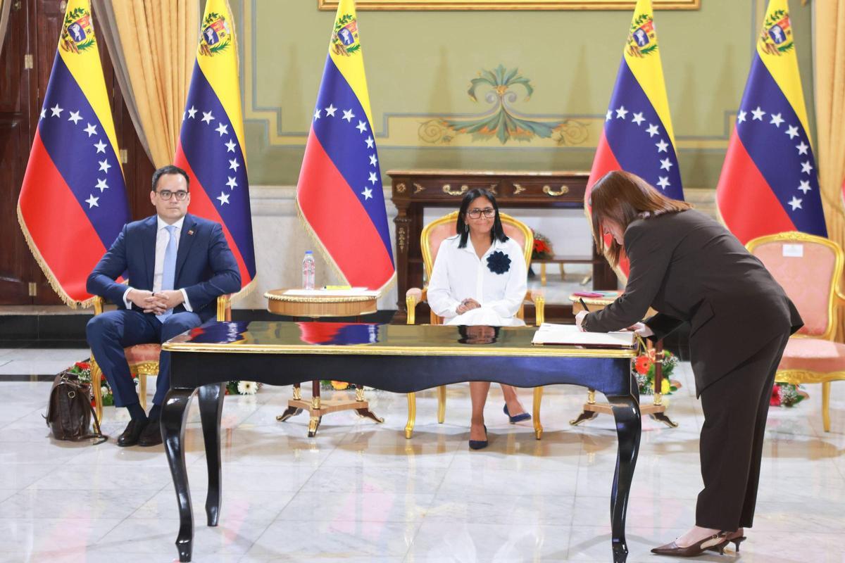 Venezuela firma acuerdo que expande operaciones de Chevron para la producción petrolera