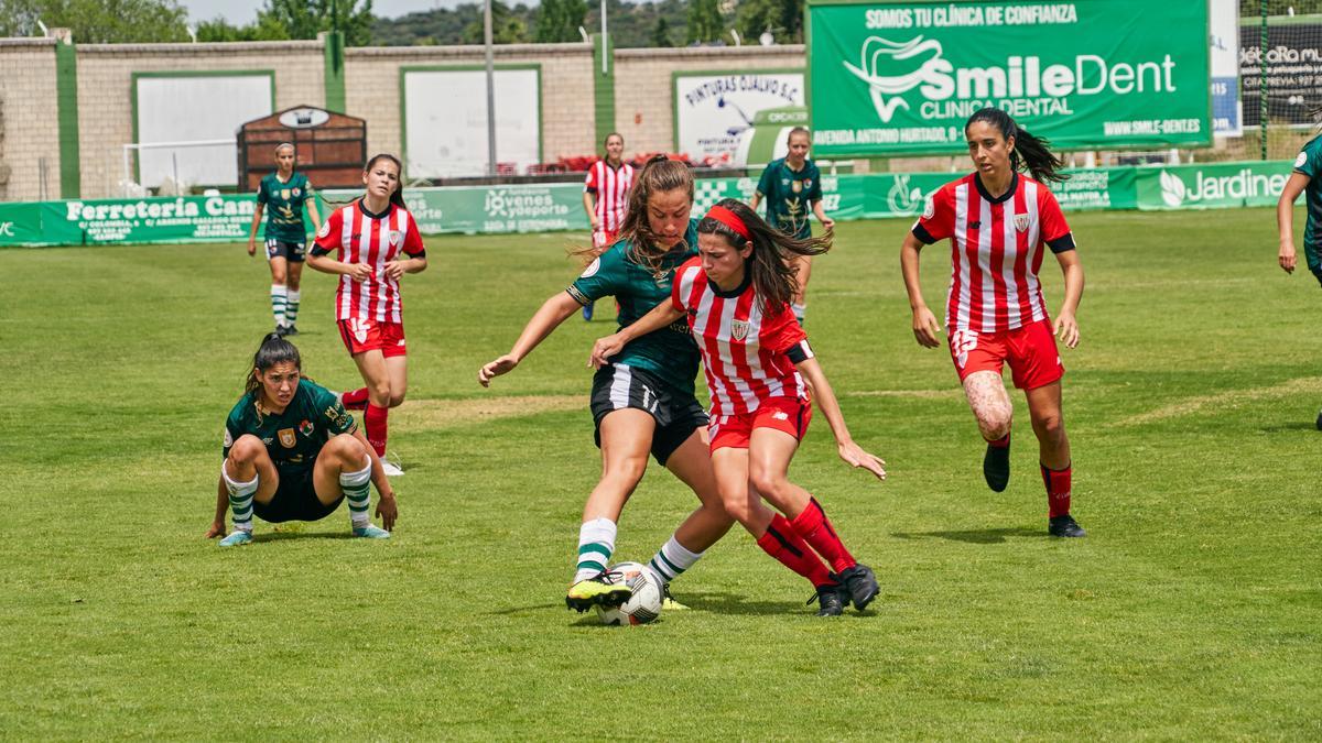 Sonya Keefe, con el balón, presionada por una jugadora del Athletic B.