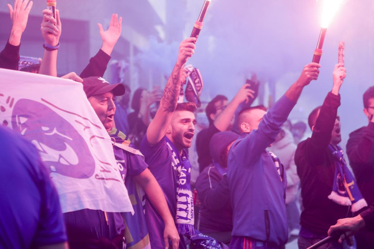 Ambiente de las aficiones en los prolegómenos del derbi