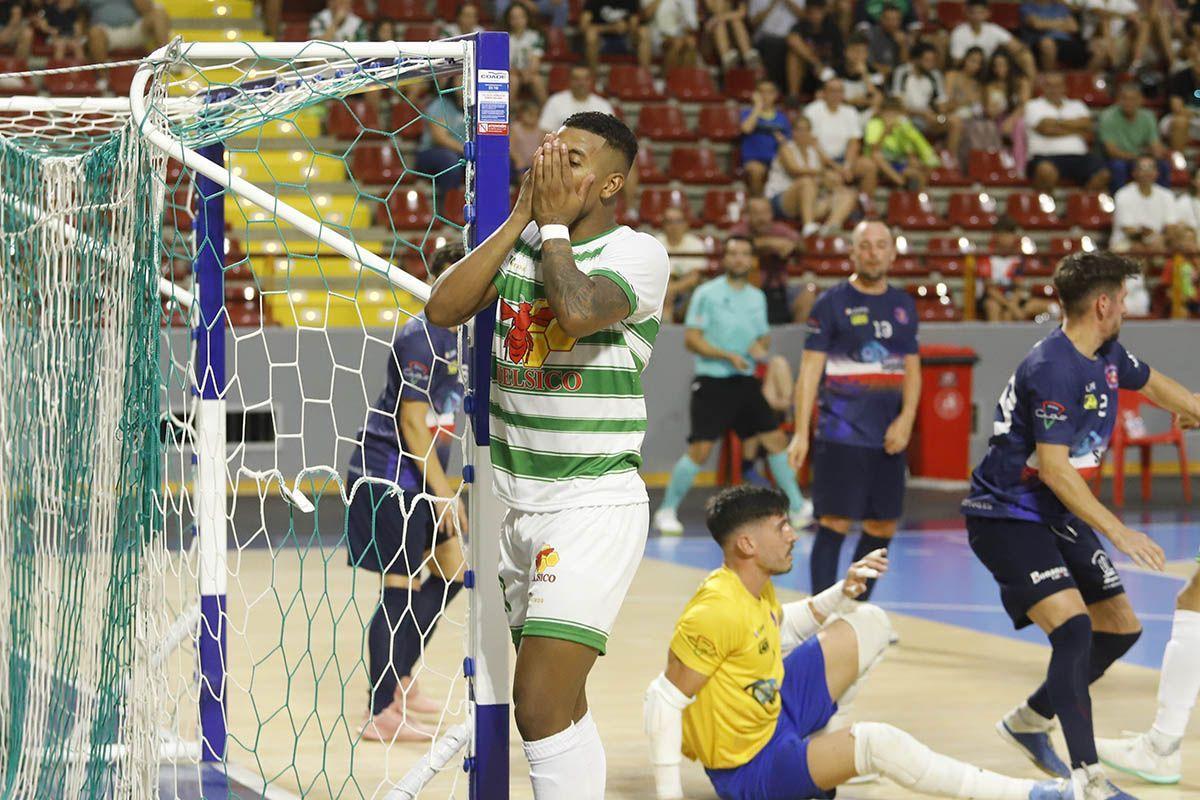 Kaué Pereira se lamenta tras un lance de un encuentro de pretemporada en Vista Alegre.