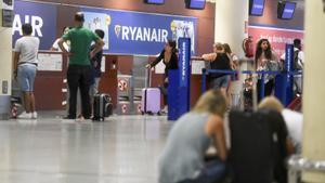 Mostradores de Ryanair en la terminal 2 del aeropuerto de El Prat de Barcelona.