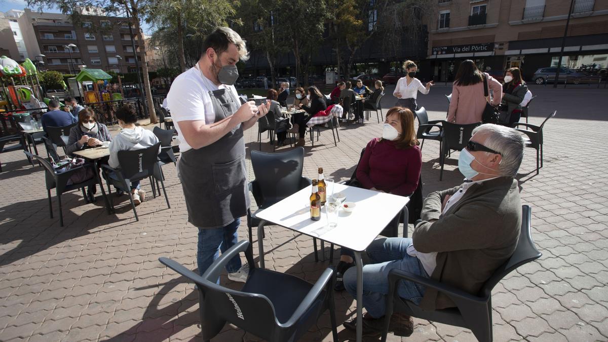 Diverses persones a la terrassa d’un restaurant a València