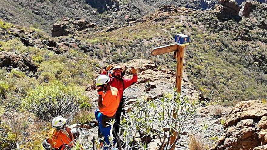 Los miembros del GES, durante el rescate de la senderista ayer en la presa de Soria.