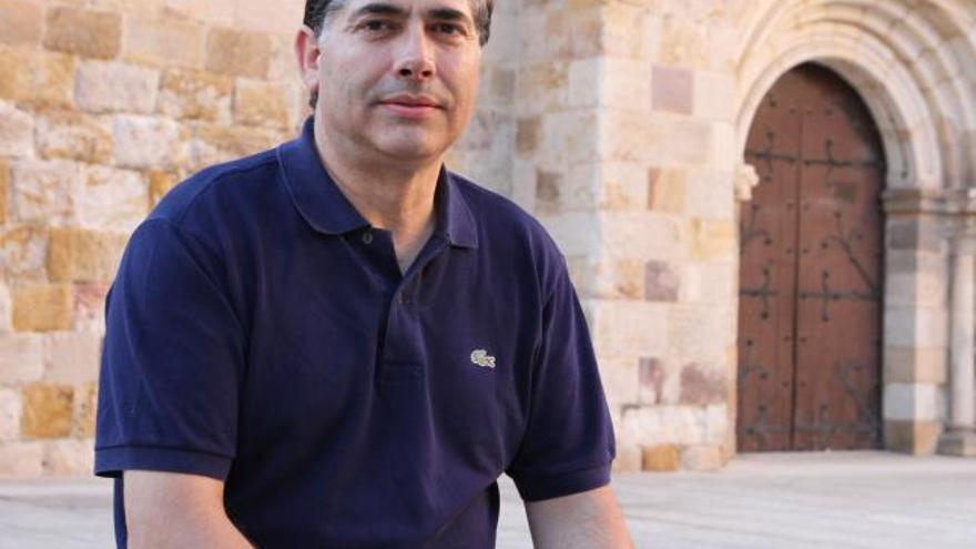 El presidente del barrio de La Lana, Jesús de la Concepción, a la puerta de la iglesia de San Esteban.