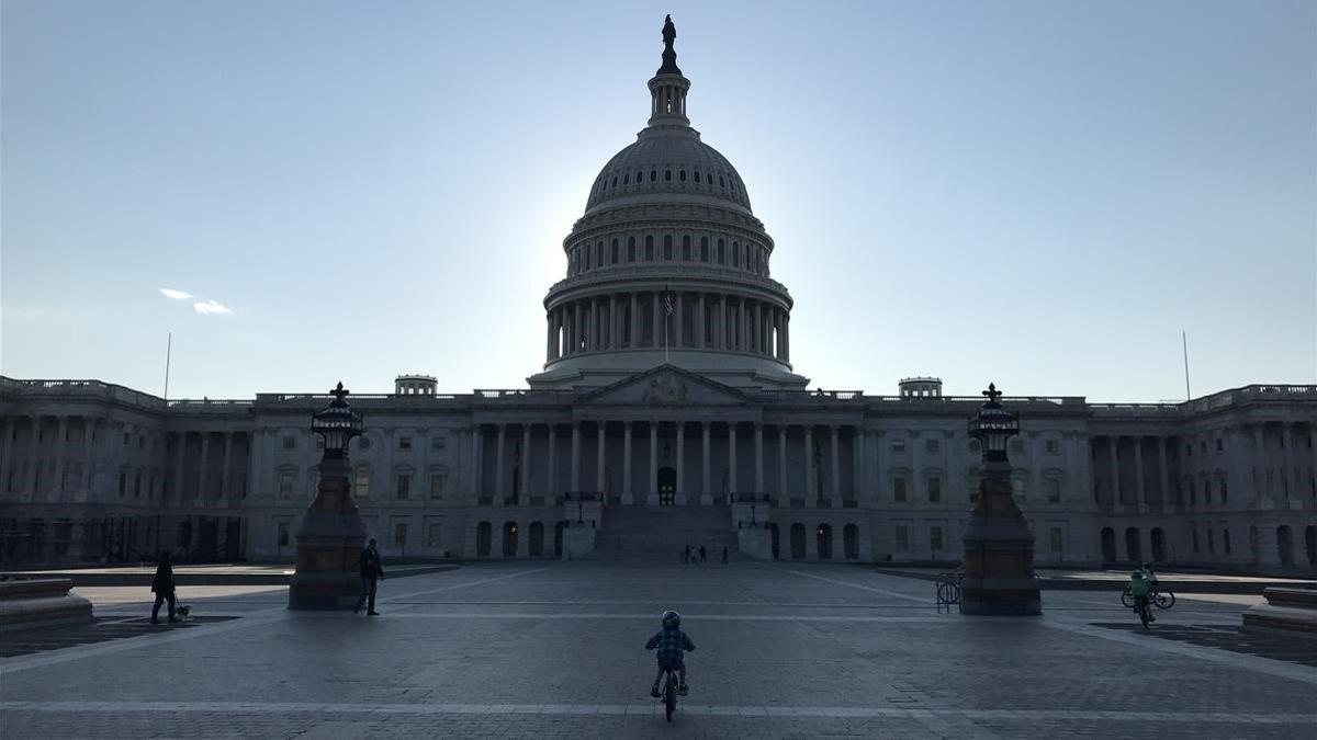 Un niño pedalea frente al edificio del Capitolio, en Washington.