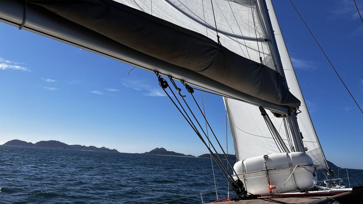 Siete hoteles de lujo ofrecen este verano navegar por los océanos, mares y ríos de España y Portugal.