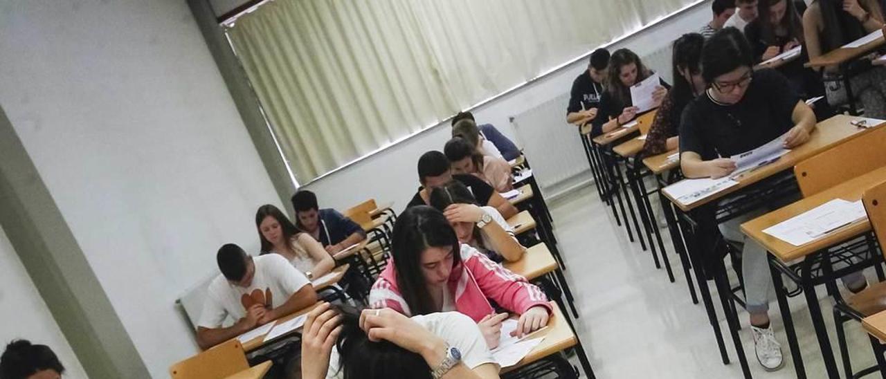 Alumnos durante los exámenes en la Universidad.