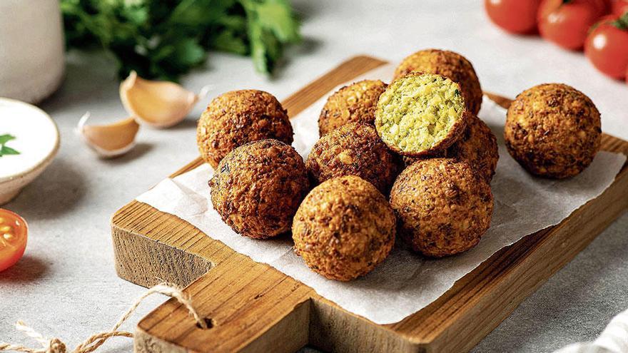 Außen heiß und knusprig, innen locker und würzig: Falafel-Bratlinge.