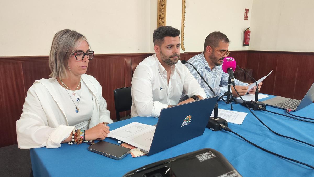 El presidente del Alzira FS, Vicent Fontana, en en el centor, en una asamblea reciente del club.
