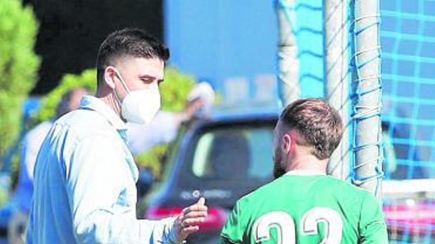 Rubén Reyes charla con Pierre Cornud, su primer fichaje, durante el partido de entrenamiento del sábado. | Luisma Murias