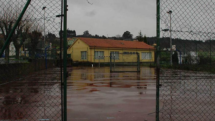 Vista de la pista polideportiva de Almeiras. / carlos pardellas