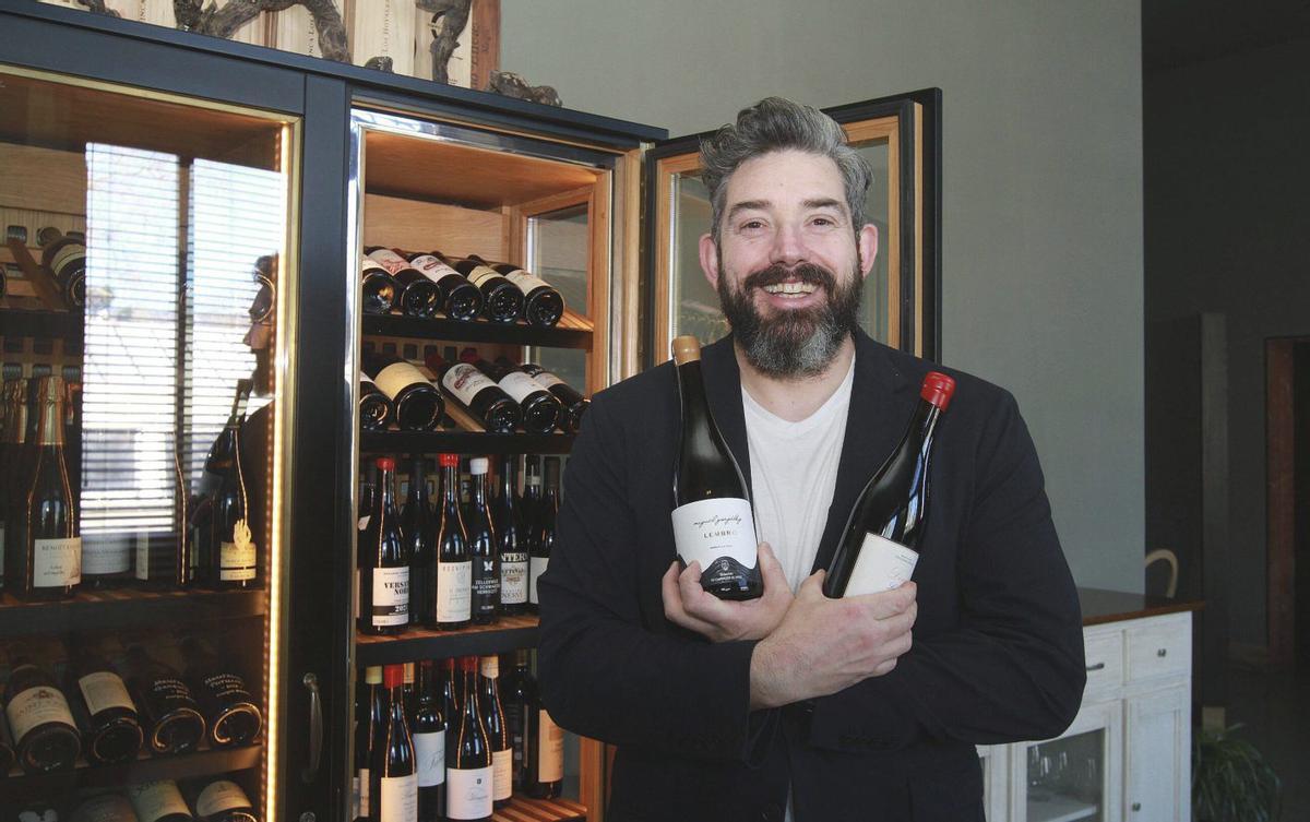 Marcos Eiré, cos viños que ofrece no restaurante Miguel González.
