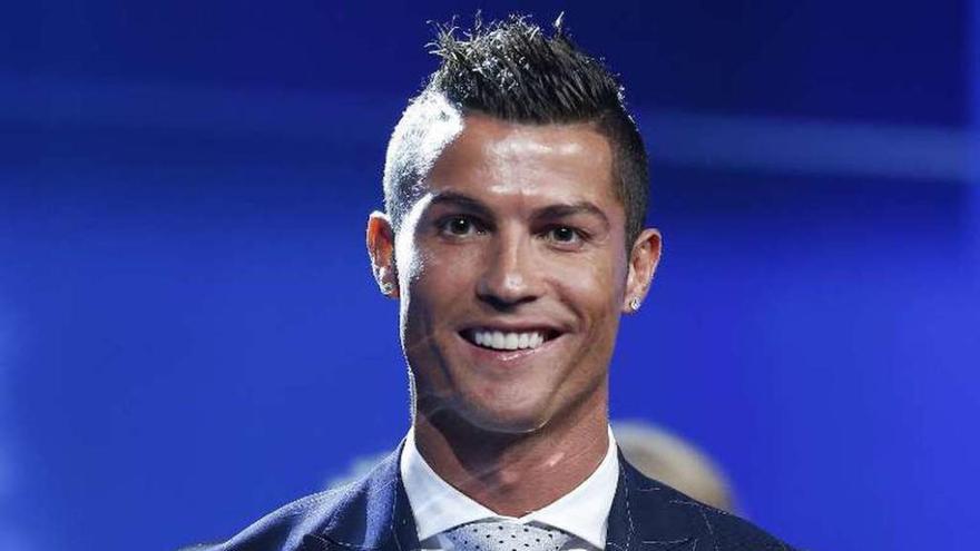 Ronaldo muestra su trofeo como mejor jugador del año de Europa. // Sebastien Nogier