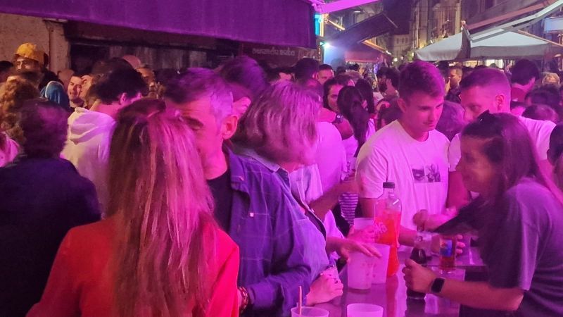 Lleno en los locales de copas con música de Vilagarcía durante la "noche del agua".