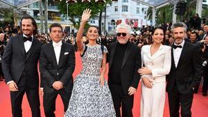 El cineasta español Pedro Almodóvar y los actores de Dolor y Gloria desfilan por la alfombra roja, antes del estreno de la película que compite en la 72 edición del Festival de Cannes (Francia). 