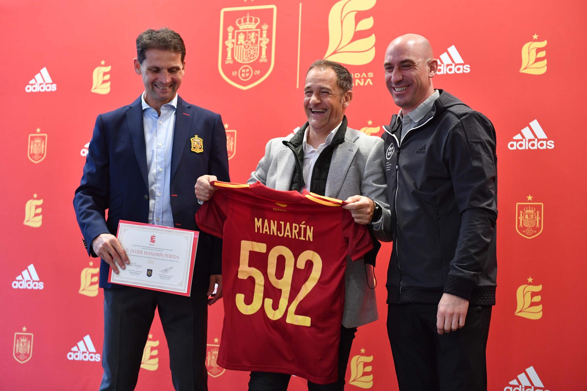 Reencuentro en A Coruña entre antiguos y actuales jugadores de la selección española de fútbol