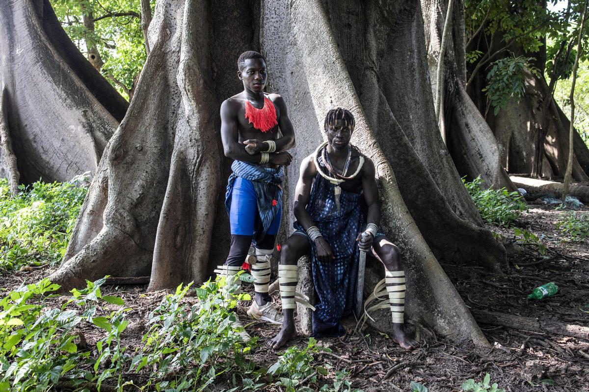 Jóvenes, vestidos con sus trajes tradicionales, asisten a una ceremonia que marca el final del proceso de iniciación anual para hombres jóvenes en Kabrousse, Senegal.