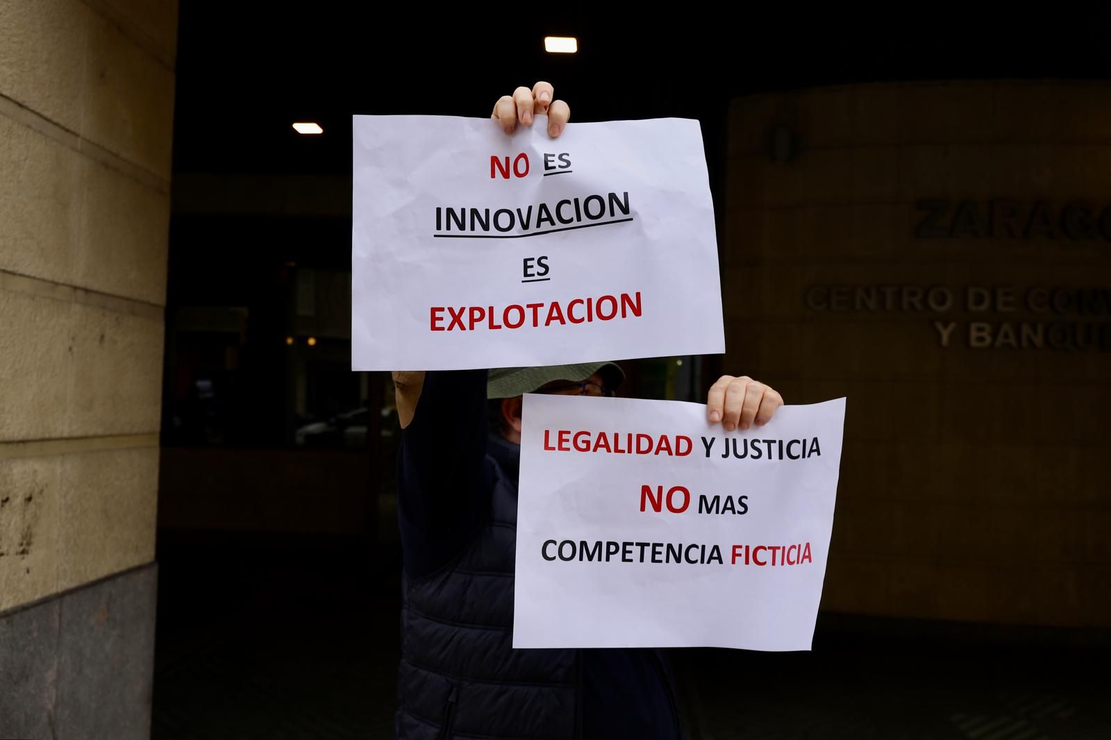 En imágenes | Los taxistas colapsan el centro de Zaragoza para protestar contra la llegada de Bolt