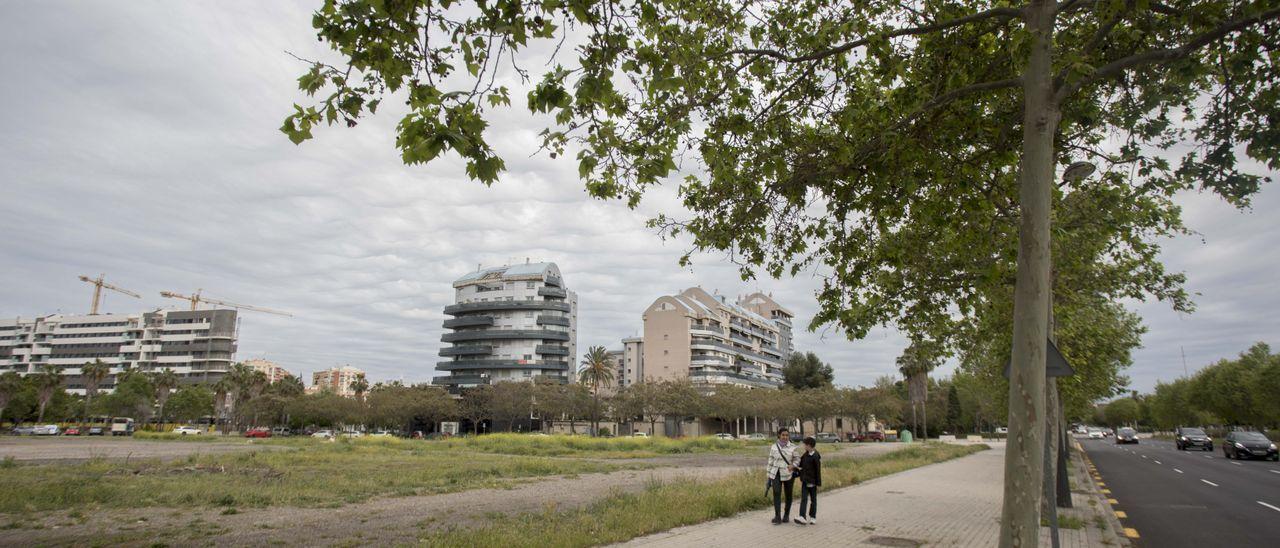 Solar entre las calles Rafael Alberti, Sierra Calderona, Jorge Comín y Pio Baroja, frente al Bioparc, donde la Católica quería construir su hospital.