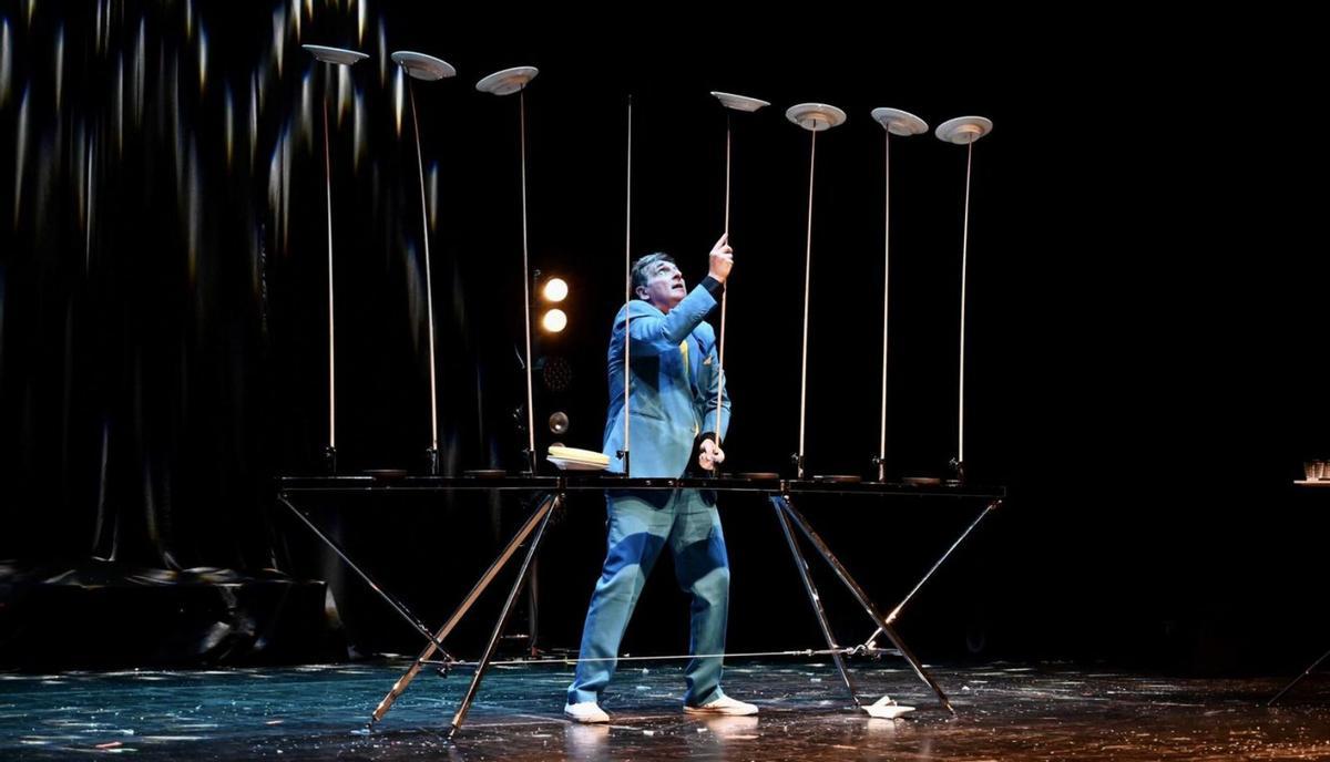 El francés David Burlet, artista que combina humor y malabarismo. |  Rafa Vázquez